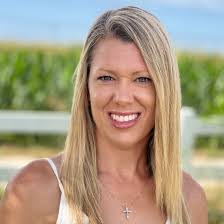 Julie Carreon's Instagram, Twitter & Facebook