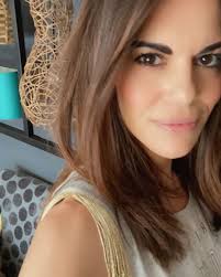 Ora ha i capelli più chiari e con la frangetta. Bianca Guaccero Sfoggia La Frangia Ecco Tutti I Cambi Look Della Conduttrice Capellistyle