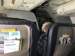 The result is a wider first class seat with added comfort and personal space. United Airlines Fleet Airbus A320 200 Business Class Domestic First United First Cabin Interi United Airlines Airbus Airlines