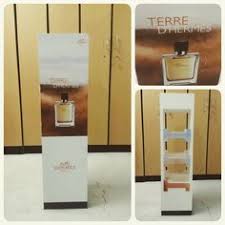 for sale perfume stand shelf size 30 x 110 price 30 bd للبيع ستاند عطورات بحالة ممتازة السعر 30 bd tel 33770050 locker storage storage home decor