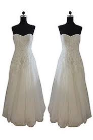 Darauf trägt sie ihr hochzeitskleid und sieht unfassbar glücklich aus. Brautkleider