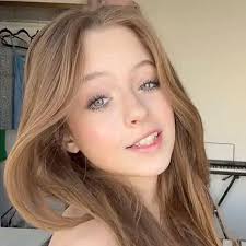 ▷ Biografía de Abril Tayabas ◁ Edad, estatura, novelas, La CQ