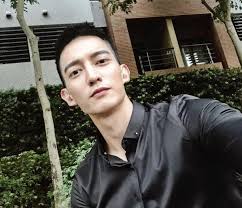 2009年入行，先后参演《 热血青春 》、《 柿柿如意 》两部电视剧；2015年因出演偶像剧《 爱上哥们 》中吴翰昇一角而受到观众的关注，此外同年还出演了《 好想谈恋爱 》、《 超级大英雄 》、《 唯一继承者 》等电视剧。. Oe4ko0qbgvb2im