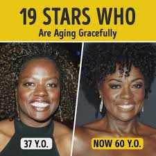 Mouth-shaped coin purse looks just like human flesh 👄