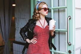 Zusammen mit der knalligen bluse bekommt ihr styling eine moderne und jugendliche note. 70er Jahre Frisuren So Stylst Du Den Seventies Look Brigitte De