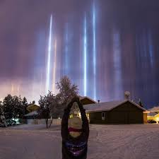 He Light Ice Pillar This Common In The Winter Wikipedia Said Light Pillars Are A Kind Of Optical Phenomenon Which Natural Phenomena Northern Lights Alaska