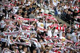 Kibice, którzy atakowali ławkę rezerwowych. Feta Na Stadionie Boisku I Na Ulicach Miasta Pilkarze I Kibice Lks U Lodz Swietowali Awans Do Ekstraklasy Galeria Wp Sportowefakty