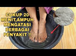 Obat alami mata ikan lainnya adalah garam epsom. Manfaat Merendam Kaki Dengan Air Hangat Dan Garam Youtube