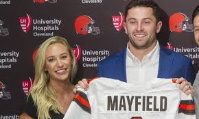 Justin fields's bio and a collection of facts like bio, net worth, current team, contract, salary, injury, transfer, affair, girlfriend, age, facts, wiki, family, tv shows, height, nationality, weight, nfl. Browns Qb Baker Mayfield Proposed To His Girlfriend With Stunning Ring