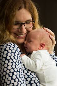 Die frage „ab wann fremdeln babys wird sehr häufig gestellt und interessiert neben den müttern auch verwandte und bekannte, die oft vom fremdeln des. Babyschlaf Experteninterview Mit Nora Imlau Das Fruhe Vogerl Kind Entwicklung Kinderschlaf Geburt