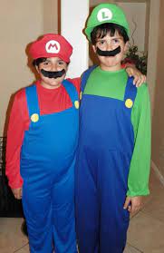 Super mario ladies at montreal comic con 2012 diy und. Witzige Ideen Fur Ein Kostum Fur Paare Zum Selbermachen Paar Kostume Partner Kostum Super Mario Kostum