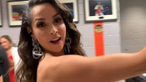 Carmen Villalobos lista para cerrar la primera edición de  @premiostumusicaurbano junto a Zuleyka Rivera. #premiostumusicaurbano