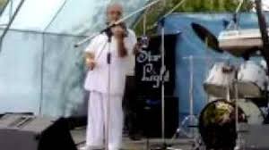 Colony, 7 éves korától járt zeneiskolába, ahol többek között dobolni és klarinétozni is megtanult. Kollanyi Zsuzsi Zeneszoveg Hu