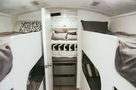 Un Ancien Bus Transforme En Une Mini Maison Planete Deco A Homes World Maison Bus Scolaire Maison Mini Maison