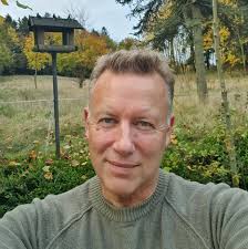 For chocolate to be considered truly RAW (a food that hasn't been exposed  to temperatures higher than 40-45°C), here is what it takes: 🫘 Starting  from unfermented cacao beans ☢️ Finding a