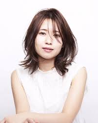 ひし形シルエット大人ミディ ドライヤーで乾かしてワックスを揉み込むだけの簡単スタイリングやりすぎないこなれ感のある 大人ミディ hair aripeikazu sara新宮店 0120 21 6021 ミディアムヘア 大人っぽく イルミナカラー ツヤ感 ひし形シルエット 糟 ミディアム