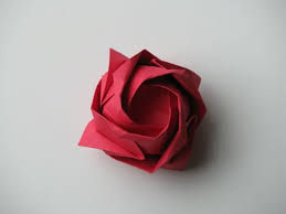 Un Origami Facile Fleur A Offrir Ou Pour Vous Amuser Tout En Creant De Belles Choses Archzine Fr Origami Facile Origami Pliage Serviette Rose