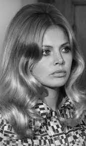 Britt Ekland 1960 S Coiffure Annee 60 Coiffure Annee 70 Coiffures Vintage