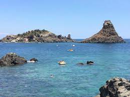 Esiste la possibilità che in origine fossero attaccate alla costa siciliana. Super Badegelegenheit Lido Dei Ciclopi Acitrezza Reisebewertungen Tripadvisor