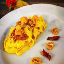 Press edges closed with fingertips to seal tightly. Tagliatelle Con Crema Di Zucca Noci E Speck Il Re Della Sfoglia