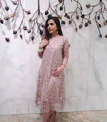 49 model batik wanita lengan panjang pendek modis 2020 model kemeja lengan pendek pria model ini cocok digunakan untuk cuaca panas dan bepergian bahan dari kemeja. Tren Fashion 2020 Dress Transparan Detail Bordir Dan Payet Jadi Tren Model Baju Kondangan 2020 Semua Halaman Stylo