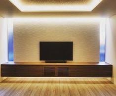 壁一面のエコカラットに壁掛けtv 窓や折り上げ天井 照明のバランスを意識したリビングです 折り上げ天井 エコカラット 壁掛けtv 造作tvボード 間接照明 リビング ホテルライク ホテルライクインテリア エコカラット リビング ホテルライク インテリア 造作