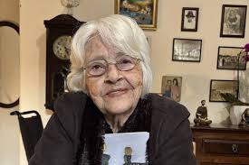 Escritora Adélia Prado é internada e faz cirurgia após sofrer acidente doméstico