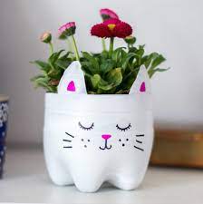 Diy plastic bottle transform to hanging plant pots. Sweet Flower Pot Can Be Made Of A Plastic Bottle Handmade Art Design Reuse Plastic Bottles Bottle Crafts Flower Pot Crafts