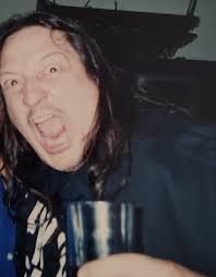 Look what I found, the photos from the autograph session taken in 2001 when  Savatage was in Brazil for the last time.