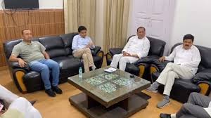 Harish Rawats Silence-Pradeep Tamta आज देहरादून में नेता प्रतिपक्ष श्री यशपाल आर्य जी के शासकीय आवास पर पार्टी  के वरिष्ठ नेताओं के साथ आयोजित महत्वपूर्ण बैठक में प्रतिभाग किया।, बैठक के  दौरान प्रदेश के वर्तमान राजनीतिक परिदृश्य, संगठन ...