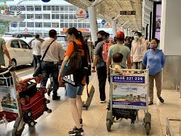 Những ngày gần đây, tình trạng dừng, đỗ xe trái phép tại chk quốc tế tân sơn nhất lại tái diễn. V 8ludvjpouutm