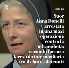 In carcere, oltre al supporto spirituale e materiale, suor Anna Donelli  veicolava messaggi, direttive e ordini. Il medico medicava e ricuciva,  fuori dall'orario di lavoro, affiliati rimasti feriti sul campo. In cambio