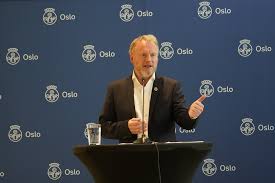 Raymond johansen holdt pressekonferanse tirsdag i forbindelse innføring av nye tiltak i kommunen. Korona Koronasmite Oslos Byradsleder Truer Med Svaert Strenge Tiltak Om Smitten Oker