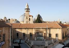 Diese mauer geht auf die ursprüngliche stadtmauer süleyman des prächtigen zurück. File Jerusalem Altstadt 42 Von Dachterrasse Minarett Der Omarmoschee Grabeskirche 2010 Gje Jpg Wikimedia Commons
