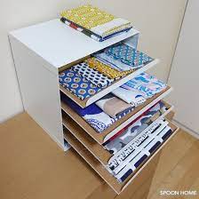 布 生地のおしゃれな収納方法 はぎれの収納アイデアやおすすめボックス 無印良品や100均など 収納 アイデア インテリア 収納 布収納