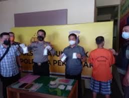 Jgn selingkuhin dd ya aa. Intip Cewek Mandi Kuli Bangunan Ini Digiring Ke Polisi