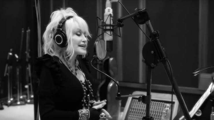 See Dolly Parton Perform 'Jolene' With String Section for 'Dumplin''