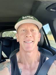 Evelyn Oster's Instagram, Twitter & Facebook