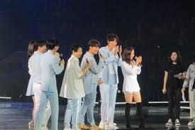 Dan karena tahun 2017 menjadi titik yang menandai perjalanan running man, maka sebagai penggemar kamu pun baiknya melihat 5 episode running man paling ngakak ini. Running Man Sukses Bikin Penonton Istora Ngakak Di Fanmeeting Mereka Semua Halaman Cewekbanget