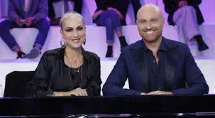 Ma sembra che voglia ritornare in televisione, come ha confessato di recente in alcune interviste. Amici Di Maria De Filippi Con Alessandra Celentano Arisa E Lorella Cuccarini Il Record E Assicurato