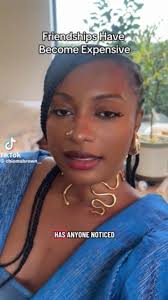 Woman starts movement to meet friends without going broke