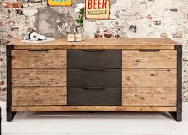 Ce buffet en bois massif s'intégrera parfaitement dans tout type d'intérieur qu'il soit design, industriel ou encore d'esprit rétro. Buffet Bois Et Metal Type Industriel Pour Salle A Manger