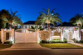 Lots of us have boring tarmacked parking spaces, but you can switch yours up with smart edging and uniformly spaced box balls. 75 Beautiful Garden Ideas Designs May 2021 Houzz Au