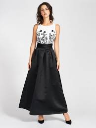 A chi ha un debole per il tubino da cerimonia guess propone le sue soluzioni più glamour, dagli abiti con balze lungo il corpetto a quelli in tessuto stretch satinato che sottolineano il punto vita. Abiti Da Cerimonia Guess 2019 Www Prestilimp Com Br