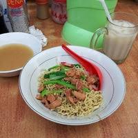 Satu mangkuk mie sop seharga rp 10k ini disajikan lengkap dengan suwiran ayam dan bakso ayam. Mie Awai 2 Tips From 174 Visitors