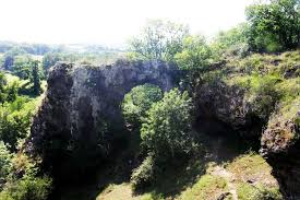 La Roche Percee A Pierre Perthuis Patrimoine Du Morvan A 5 Km De Vezelay 6 M De Haut Sur 8 M De Large Elle Doit Son Arche Na Vezelay Bourgogne Patrimoine