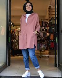 L Image Contient Peut Etre 1 Personne Debout Contient Debout Hijab Limage Personne Peutetre Giyim Islami Moda Basortusu Modasi