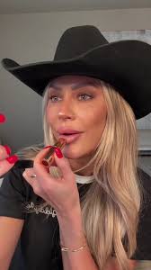 Discover Our Shiny Trap Lipstick Shades for Summer