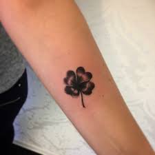 Kleeblatt Tattoo Schwarz Grau Kleines Tattoo Arm Unterarm Schwarze Tattoos Tattoos Tattoo Schwarz