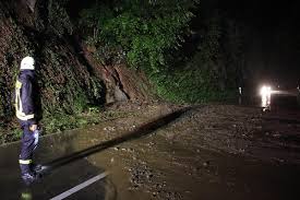 Alle meldungen zum wetter sowie aktuelle unwetterwarnungen für deutschland im. Unwetter Im Rhein Sieg Kreis L333 Komplett Gesperrt Keller Und Garagen Laufen Voll Kolner Stadt Anzeiger